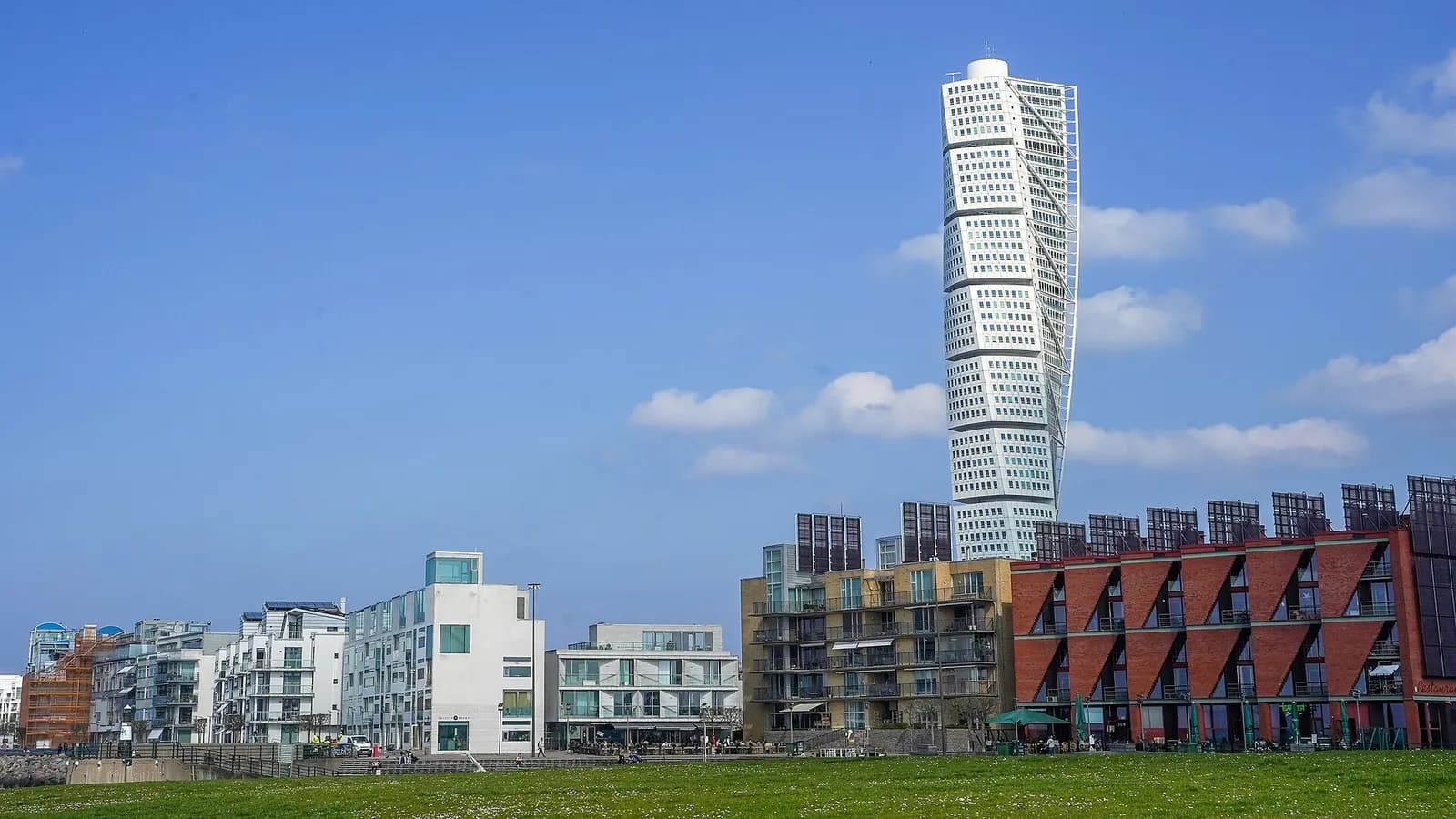 Moderna flerbostadshus i Västra hamnen i Malmö med Turning Torso i bakgrunden