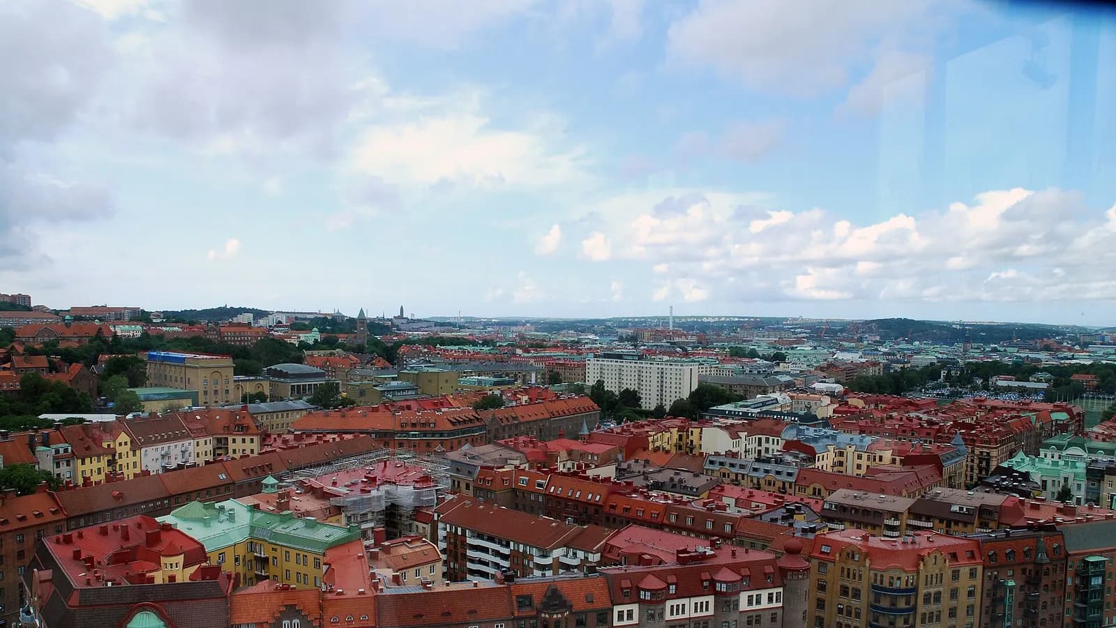 Utsikt över hustak och flerbostadshus i centrala Göteborg en solig dag